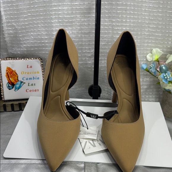 (H3) ZARA Asymmetrical pointed heels in satin nude, size 40/9 USA - Picture 1 of 11